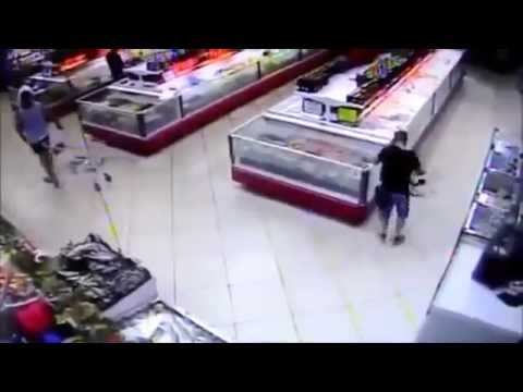 Сумасшедшая рыба в супермаркете. Crazy Fish in the supermarket.