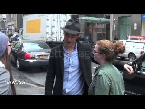 Max Irons dejando los estudios de Today Show