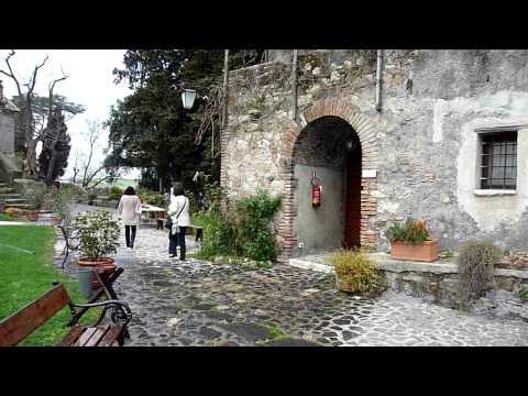 Borgo di Tragliata: Courtyard at Borgo apartments: wedding drinks reception