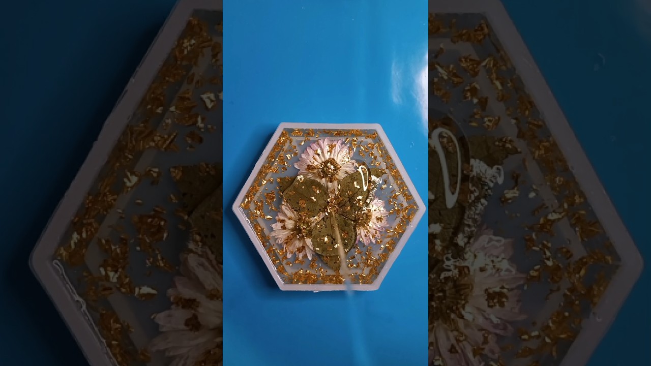 Real flowers preserved in resin ✨ Handmade coaster / accessory tray #shortvideo #shortsvideo #short