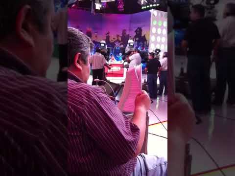 Rey Carlos V con Chabelo