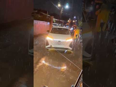 Машина в траншее и экскаватор впритык