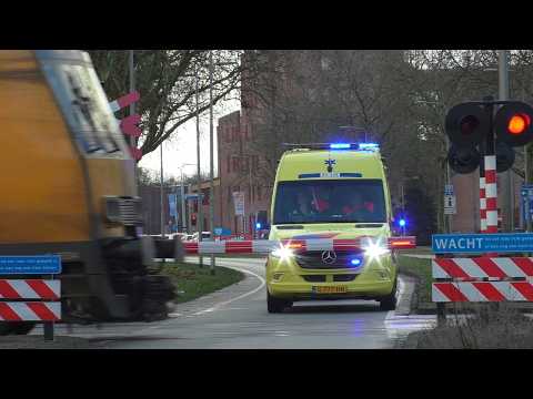 Verschillende Ambulances met spoed staan vast voor gesloten spoorbomen in Oss