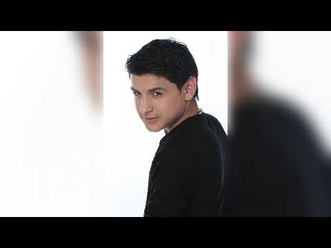 COPILU de aur și Nicolae Guță stau singur in gara veche