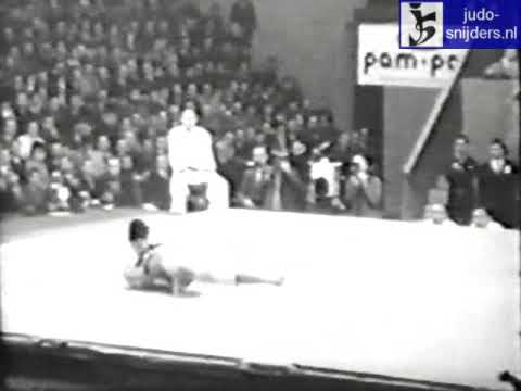 Judo 1961 Paris: Hideo Yamasato (ARG) - Akio Kaminaga (JPN) [open].