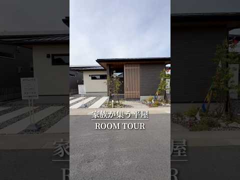 intérieur de la cabane en bois habitable kitchentte-évier-four-encastrée-lit-2-places