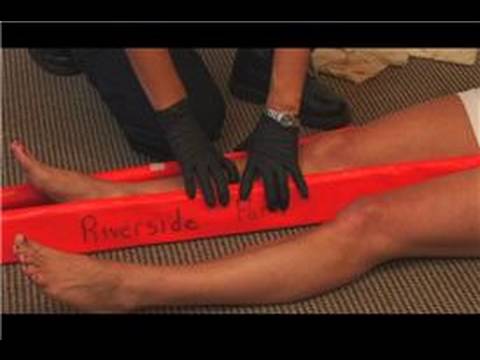 Emergency Medical Care : How to Splint a Fracture of the Lower Leg