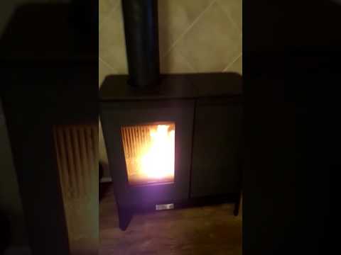 Invicta Akimix firestove, pelletstove, combinatie pelletkachel en houtkachel.
