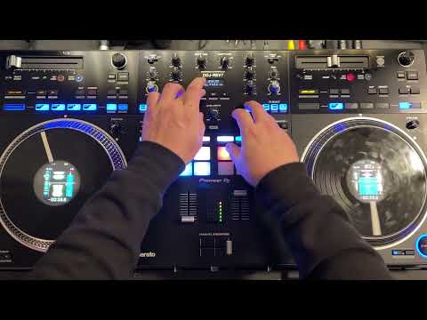 Quick scratch session and a look at the new effects offered on the Pioneer DJ DDJ-REV7