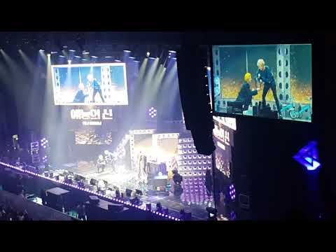 Mino acting like a dog and returning back the boomerang (hanger) to Yoon 😂 - Winner at WWIC2018