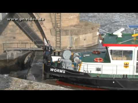 08.02.2012 - Heidelberg-Mannheim - Eisbrecher auf dem Neckar im Einsatz
