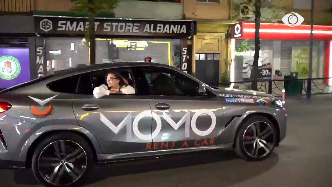 Xhiroja në kryqytet, Rozana thërret nga dritarja e makinës: Tirona!