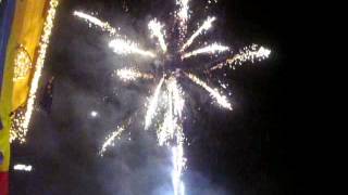 preview picture of video 'Braşov-Artificii în Piaţa Sfatului după aprinderea bradului de Moş Nicolae (6 Dec 2014)'