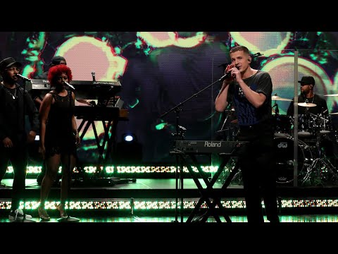 Charlie Puth Performs 'Mother'