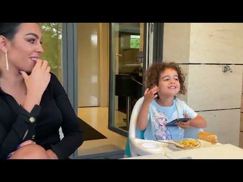 Georgina Rodriguez wife of CR7 Cristiano Ronaldo daughter Alana singing Frozen song