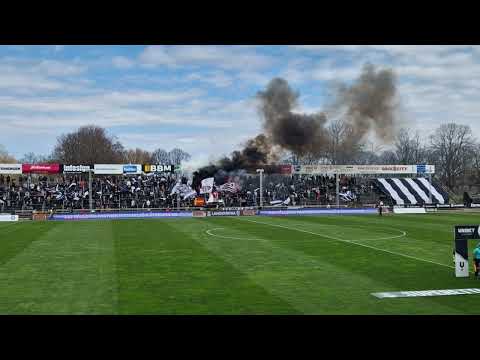 Landskrona BoIS - Utsiktens BK spelerna kliver inn på Landskrona IP 09.04.2023