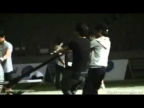 110527 Happy Jonghyun seeing a special banner for him @ DC rehearsal