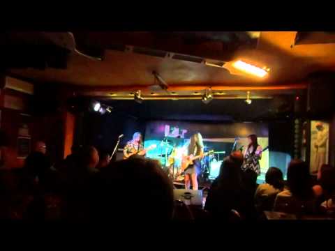Girls with Guitars - Walkin' blues (Son House cover) [live]