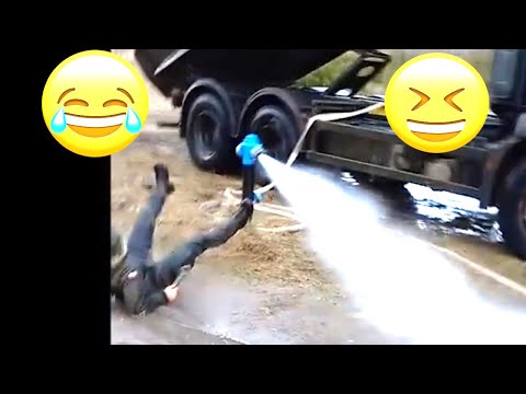 Baba walczy z hydrantem