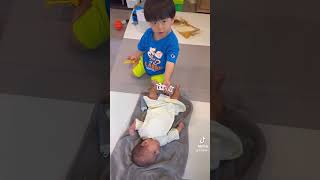 赤ちゃんに優しくなった2歳児のリアル#2歳差育児 #兄妹 #育児あるある #子育て #成長記録 #癒し