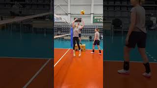 Download lagu Volleyball Setter Exercise To Improve Blind Zone View And Perception #volleyball #shorts #setter mp3