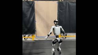 Le robot G1 (#chine)  réalise 1 wall flip...le #futureofwork  s'imagine maintenant