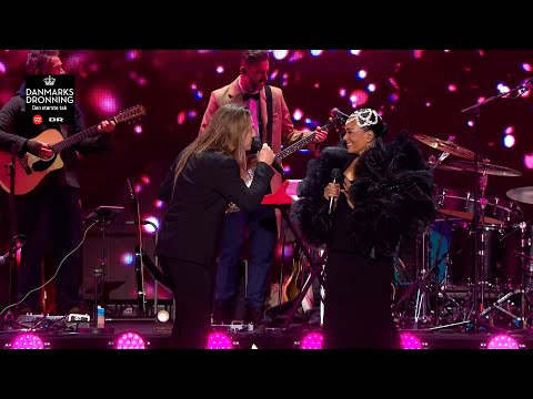 Henderson &  Binzer – Strangers in the night (LIVE) | Danmarks Dronning - den største tak | DR