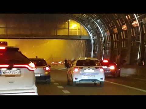 Motocykl w ogniu - wypadek na trasie szybkiego ruchu.