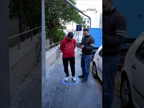 كل دقيقة بتضل داخل الدائرة بتاخد 1 دولار