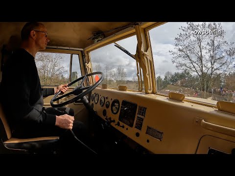 Fahrt mit schwerer sowjetischer Lastkraftwagen KrAZ-255 (russisch КрАЗ-255)