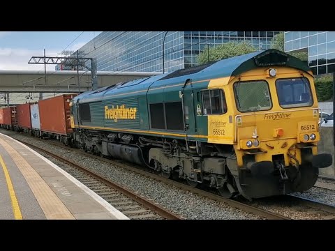 Freightliner Class 66 66512 Leads Intermodal Southbound Through Milton Keynes Central 25/4/22