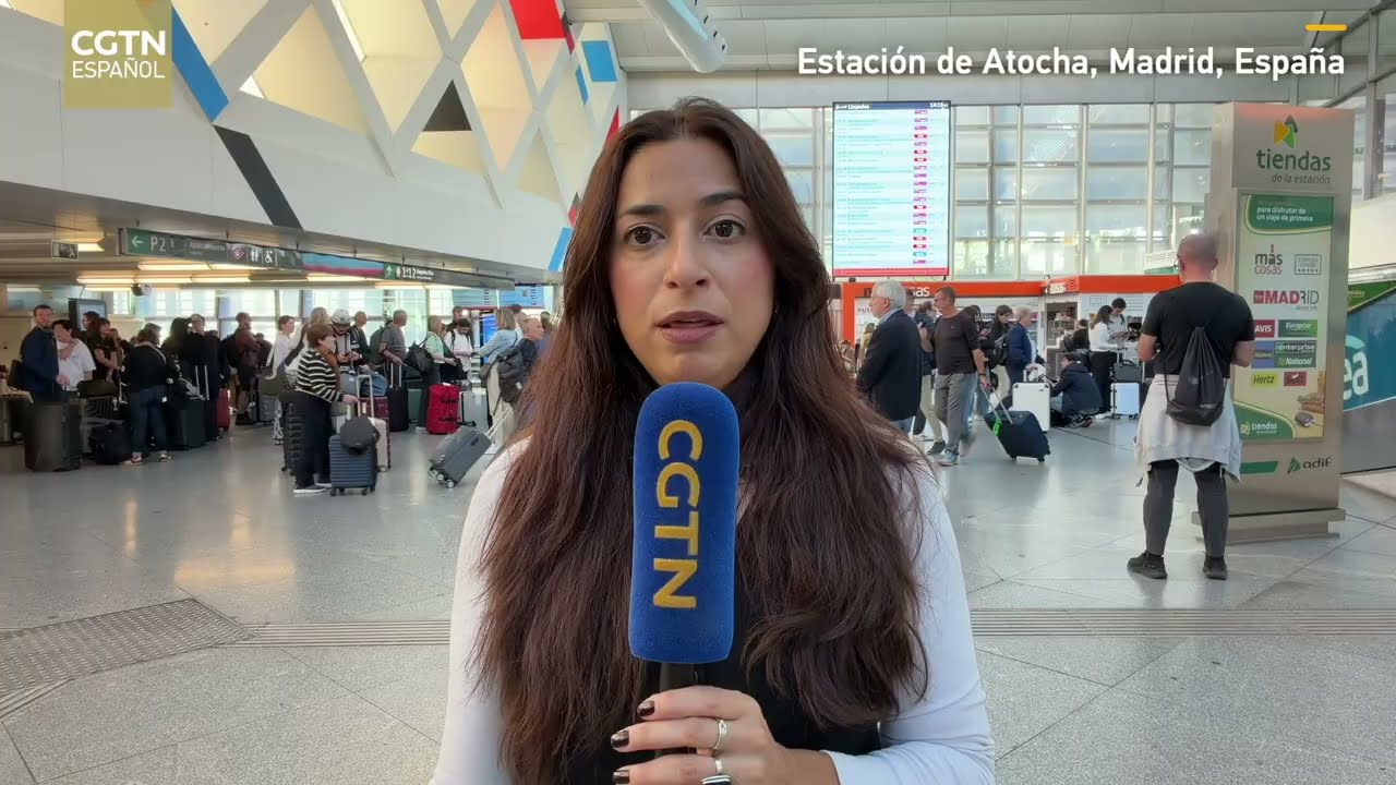 Rescatistas usan maquinaria pesada para mover los vagones de los dos trenes accidentados en España