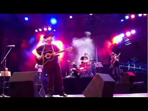 Aleksandar Sedlar performing with Indexi