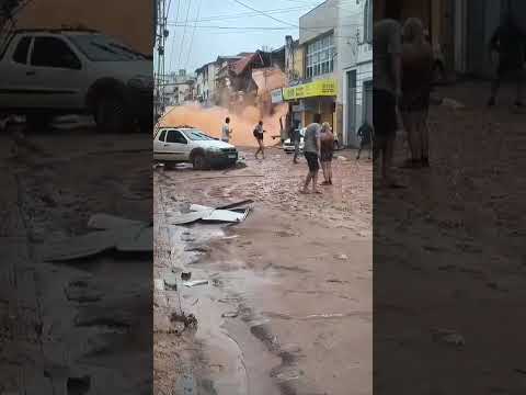 Casa desmorona após enchente em Ubá Minas Gerais #enchente  #minasgerais