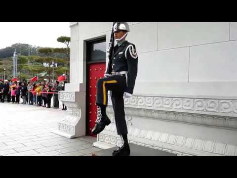 希臘衛兵交接典禮與台灣忠烈祠衛兵交接典禮,子博行腳走高雄,讓世界了解台灣,Taiwan