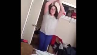 stan twitter ;; girl sings hannah montana transition music