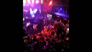 N*E*R*D LIVE IN PARIS - PHARREL TEACHIN&#39; HOW TO JUMP