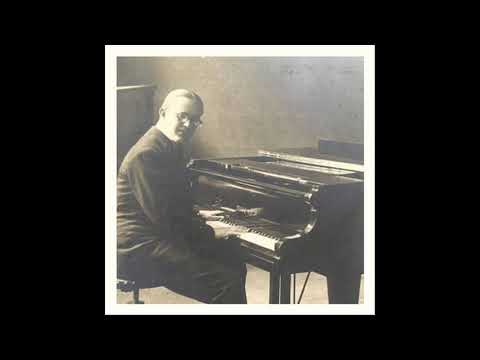 Eisemann Mihály saját szerzeményeit zongorázza