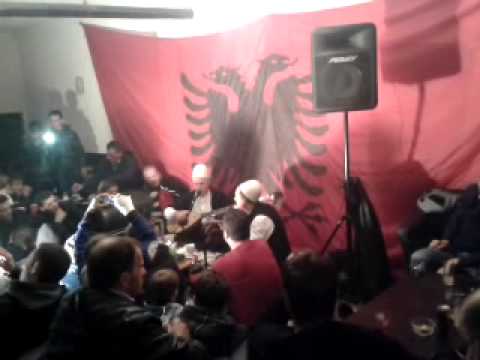 Grupi Rreth Oxhakut ne fshatin Hotel