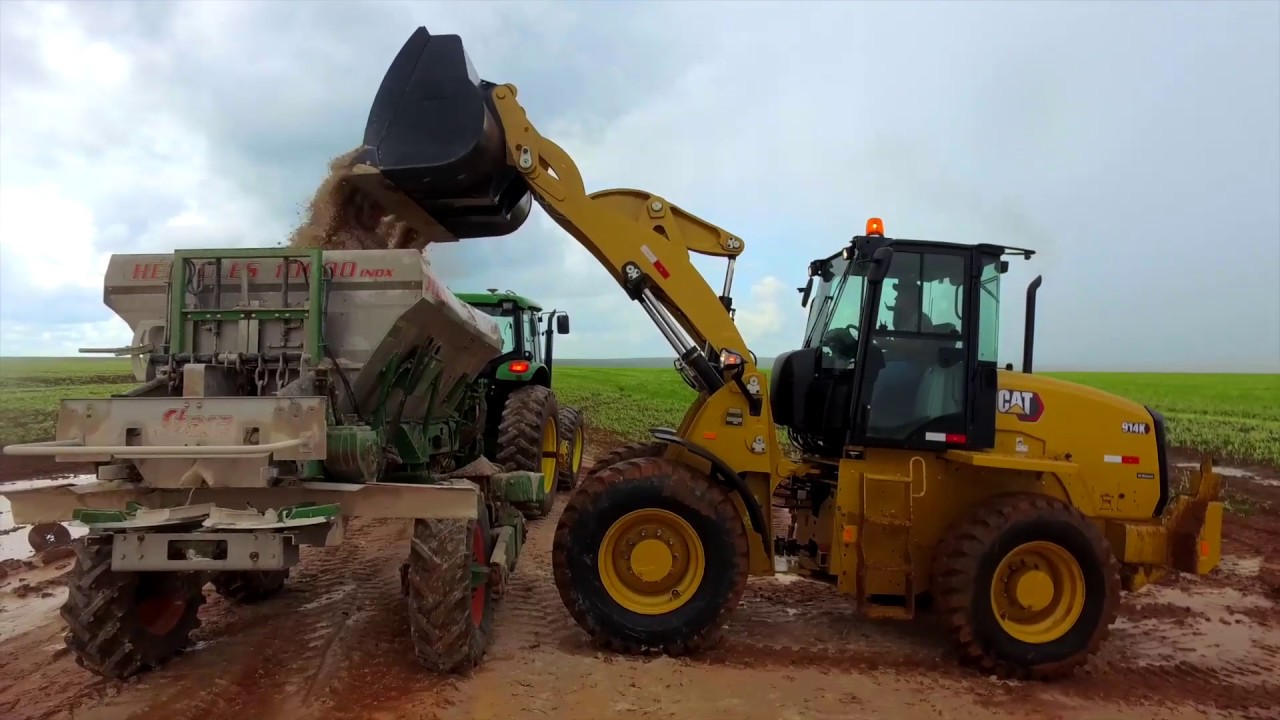 Cat® 914K Carregadeira de Rodas Compacta Agrícola em Ação