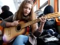В электричке под гитару русская девушка поет Je veux 