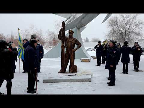 Церемония открытия памятника инженерно-техническому составу авиации в Ахтубинске