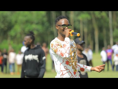 Vickyoung  performing Komokomo/ Naanchire