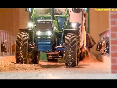 RC tractor feeds cows! Amazing R/C farming! Hof-Mohr fun in 1:32 scale!