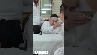 ראיתם פעם את גדול הדור מחלק מיני מתיקה? צפו בסרטון שימיס אתכם, מנהיג הדור הרב לנדו עם ילדי ת"ת קרלין