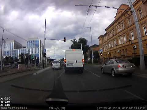 Kis híján gázolt a futár