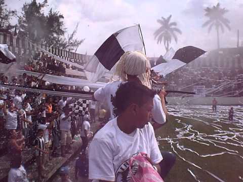 "La Barra Cacique recibiendo al Diriangén (Final Clausura 2014)" Barra: Barra Cacique &bull; Club: Diriangén Fútbol Club