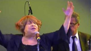 Mavis Staples sings John Fogerty