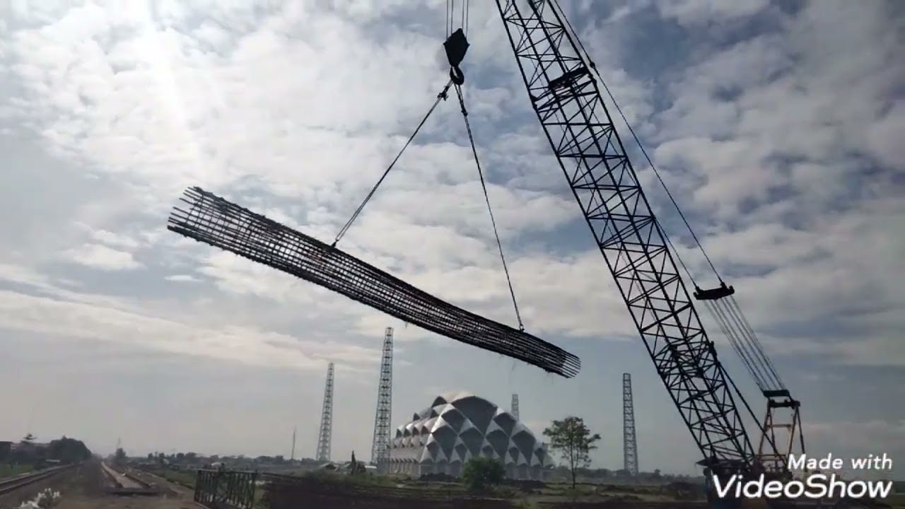 Pekerjaan berat membuat jalur ganda kereta api Kiaracondong - Cicalengka adalah melintasi pipa BBM