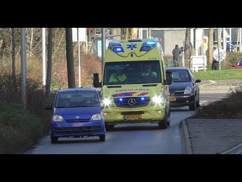 Automobilist hindert Ambulance tijdens Spoedrit - Car blocks Ambulance